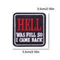 Quadratischer schwarzer Aufnäher mit rotem und weißem Spruch 5,5 cm für Kleidung - Hell Was Full Stil (PE12412CT)