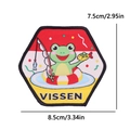 Detalle del parche bordado de una rana pescando con medidas exactas en centímetros - Piscis-Rana Pescadora (VISSEN)