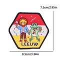 Detalle del parche bordado de rana y león Oeteldonk con texto LEEUW y medidas - Leo-Rana de Fiesta (LEEUW)