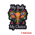 Textura detallada del parche floral 'My Body My Choice' que mide 7,4x9,5 cm - Estilo Útero Floral Mi Cuerpo Mi Decisión (PE7759CT)