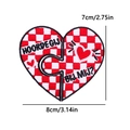 Dettaglio di toppa ricamata a cuore a scacchi bianchi e rossi con le dimensioni - Scacchiera Puzzle a Cuore (PE11656CT)