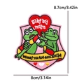 Parche bordado rosa de Oeteldonk con ranas para decoración de sombreros DIY - Estilo Pareja de Ranas en Forma de Escudo (PE11999CT)