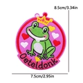 Detalle del parche bordado de rana Oeteldonk rosa con medidas detalladas en centímetros - Estilo Rana con Corona Rosa Púrpura Redondo (PE12004CT)