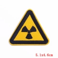 Parche bordado de símbolo de radiación amarillo y negro en tamaño 5,1x4,6 cm - Símbolo de Radiación Nuclear de Triángulo (PE5836CT)