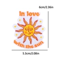 Toppa ricamata a forma di sole sorridente con margherite e scritta In love with the sun - Stile In Love With The Sun (PE12490CT)