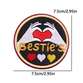 Detailopname van 7,5cm Oeteldonk embleem met Bestie's hart borduurwerk ontwerp - Hand Hart Besties (PE11155CT)