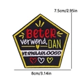 Detailopname van een zwarte vijfhoekige Oeteldonk borduurpatch met hartjespatronen - Vijfhoek Tekst Harten (PE11199CT)