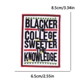 Parche bordado detallado con eslogan Black College y borde rojo de 8.5x6.5cm - Eslógan de Conocimiento Rectangular (PE15389CT)