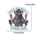 Detailansicht des Western-Cowgirl-Stickflickens mit Just A Small Town Girl Text - Kleinstadtmädchen Rückansicht (PE15471CT)