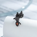 Clou d'oreille aigle gothique avec gemme rouge et finition noire pour piercing - Aigle Gothique (A1186) / Noir Fusil Avec Rouge (Pièce Unique)