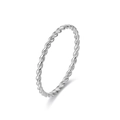 Primo piano dettagliato che mostra la trama intrecciata di un anello in titanio argento 1mm - US 5 / Argento