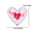Toppa ricamata a forma di cuore rosa con ali e piccoli dettagli decorativi blu - Cuore Con Ali (PE12500CT)