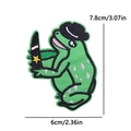 Écusson brodé grenouille avec chapeau et couteau, patch animal à repasser 7,8x6cm - Grenouille avec chapeau et couteau (PE12516CT)