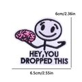 Patch brodé bonhomme avec cerveau rose et texte 'HEY, YOU DROPPED THIS', taille 6,5x6cm - Style Tu As Fait Tomber Ce Cerveau (PE10230CT)