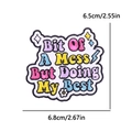 Écusson brodé dessin animé avec texte Bit Of A Mess, patch coloré 6,8cm x 6,5cm - Style Slogan Je Fais De Mon Mieux (PE12385CT)