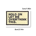 Rechteckiger Stickaufpatch mit Hold On Let Me Overthink This Text und schwarzem Rand - Let Me Overthink Stil (PE12414CT)