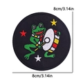 Gestickter 8cm Oeteldonk-Aufnäher mit Cartoon-Frosch beim Trommeln für DIY-Handwerk - Frosch spielt Trommel (PE11157CT)