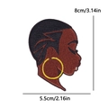 Afro-vrouwen borduurpatch met gele oorringen, afmeting 8 cm bij 5,5 cm - Afro Vrouw Profiel (PE15383CT)