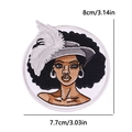 Parche bordado de niña africana con pelo afro y sombrero de plumas, 8x7,7cm - Mujer Afro con Sombrero de Plumas (PE15384CT)