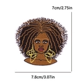 Parche bordado que muestra a una mujer negra con aretes dorados y cabello afro - Mujer con Peinado Afro (PE15388CT)