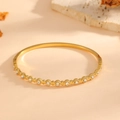 Dettaglio di un bracciale in acciaio inossidabile placcato oro 18k con cristalli - Stile Dentellato in Strass (G718)