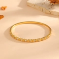 Dettaglio di un elegante bracciale in acciaio inossidabile placcato oro 18 carati con fiori - Stile Fiore in Strass (G718)