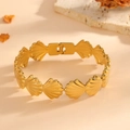 Dettaglio di elegante bracciale placcato oro 18k in acciaio con maglie a conchiglia - Stile Molteplici Conchiglie 3D (G717)