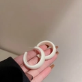 Dettaglio di orecchini a cerchio bianchi a forma di C in stile vintage con perni d'argento - Bianco (Perno per orecchino in argento)
