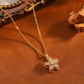 Detailaufnahme einer vergoldeten Blumen-Halskette mit funkelnden Kristallen. - Pentagramm Strass Halskette (T056) / Gold