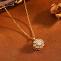 Detailansicht einer vergoldeten Blumen-Anhänger-Halskette mit herzförmigen Kristallen - Multi-Herz Strass Halskette (T056) / Gold