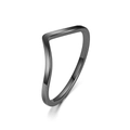 Vista dettagliata dell'elegante anello geometrico nero a forma di onda per le donne - n.5 / Anello Taglio a V (A573) / Nero