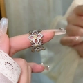 Gros plan d'une bague vintage en zircon avec gravure florale complexe. - Rangée de Fleurs Creuses Bicolore Argent-Or