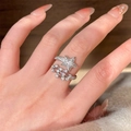 Nahaufnahme eines luxuriösen silberfarbenen offenen Rings mit funkelnden Zirkon-Sternen. - Sternschnuppe Stil (HR3269) / Einstellbar Offen / Silber