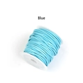 Detalle de un carrete de cordón encerado azul para joyería DIY y tejido artesanal - 0.8mm / Azul