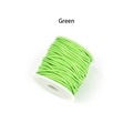 Primer plano de cordón encerado verde brillante en carrete blanco para joyería artesanal - 0.8mm / Verde
