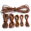 Detailopname van diverse ronde leren koorden in bruintinten voor het maken van DIY sieraden - Originele Kleur (5 Yards)