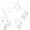 Detailansicht von fünf verstellbaren silbernen Ringrohlingen mit runder Fassung für DIY-Schmuck - Innendurchmesser 12mm / Silber