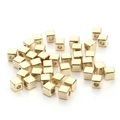 Macro-opname van vierkante gouden CCB-tussendoortjes met metaalglans voor DIY-sieraden - 3mm / Goud