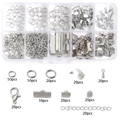 Vista detallada del kit de accesorios de joyería DIY con cierres de langosta y anillas - Caja 10 Compartimentos / Blanco K/Plata