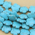 Macro-opname van turkooizen bloemvormige kralen met bruine textuur voor DIY sieraden maken - Platte bloemvorm / 1,9cm x 1,9cm / Blauw