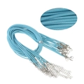 Detalle de cordón encerado azul claro con cierre de langosta plateado y cadena de extensión - Azul claro