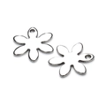 Detailansicht von zwei silbernen Edelstahl-Blumenanhängern für DIY-Schmuckherstellung - Sechsblättrige Blütenform (F5035)
