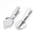 Detailsicht der silbernen Krawattenklammer mit runder Fassung für DIY-Schmuckbau - 16mm / Weiß K/Silber
