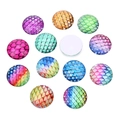 Vue détaillée de cabochons ronds en verre à écailles colorées pour bijoux DIY - 10mm (ai-20 pièces/paquet) / Style Écailles de Poisson Colorées