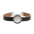 Detailweergave van zwarte lederen armbandbasis met versierde zilveren zetting - Antiek Zilver