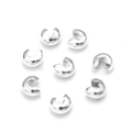 Nahaufnahme von versilberten Quetschperlen und offenen Perlenkappen für DIY-Schmuck - Silber