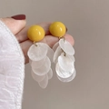 Dettaglio ravvicinato di orecchini a nappa in resina gialla e dischi di conchiglia - Orecchini a clip / Giallo/Bianco