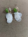 Eleganti orecchini a clip in resina verde e dischi di conchiglia bianca traslucida - Orecchini a clip / Verde/Bianco