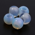 Runde Opalit-Perlen für DIY-Armbänder in milchigem Weiß und hellem Blauton - Opal