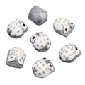 Gros plan détaillé de sept perles en céramique en forme de hibou faites à la main - 15*16mm / Lot de 10 / Gris